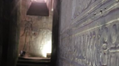 Edfu Tapınağı, Mısır 'ın duvarlarında yardım.