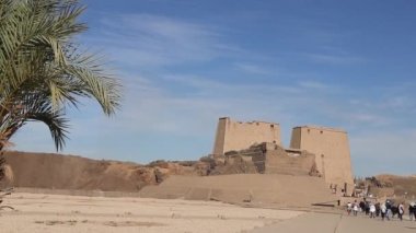 Edfu Tapınağının ana girişi ilk direği, Mısır 'ı gösteriyor..