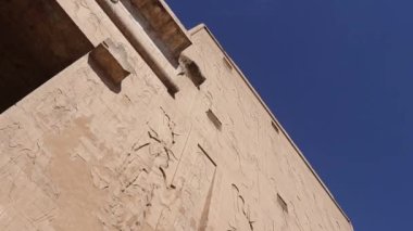Edfu Tapınağının ana girişi ilk direği, Mısır 'ı gösteriyor..