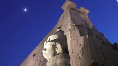 Mısırdaki Luxor Tapınağındaki 2. Ramses heykeli..  