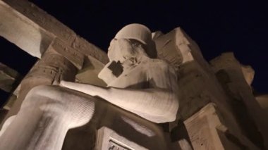 Mısırdaki Luxor Tapınağındaki 2. Ramses heykeli..  