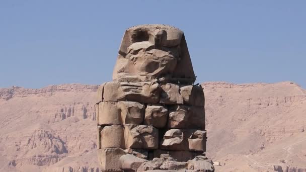Две Большие Каменные Статуи Колосси Мемнона Египет — стоковое видео