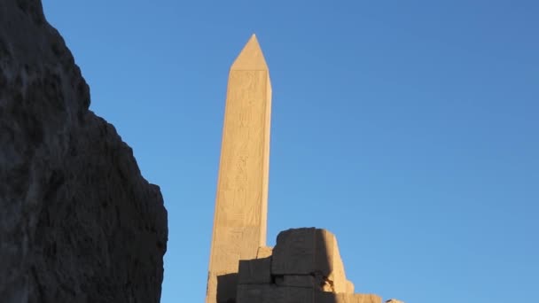 Hatshepsuts Στέκεται Οβελίσκος Στο Ναό Karnak Αίγυπτος — Αρχείο Βίντεο