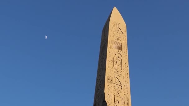 Хатшепсуц Стоит Обелиске Храме Карнак Египет — стоковое видео