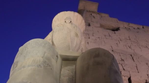エジプトのルクソール神殿にあるラムセス2世像 — ストック動画