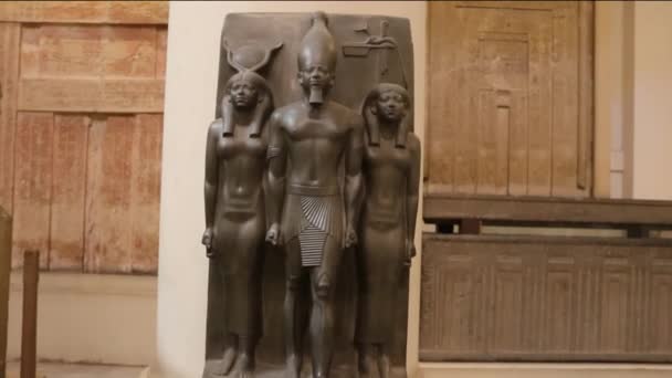 Menkaure Triads 开罗埃及博物馆的Menkaure国王集体雕像 — 图库视频影像