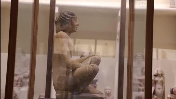 Statue Deceased Niankhre Squatting Egyptian Museum Cairo — Stock Video