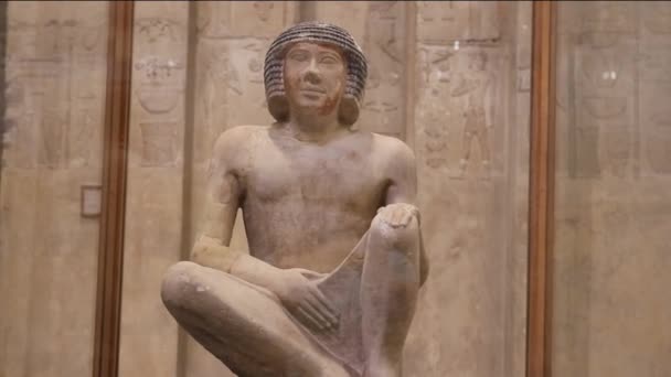 Statue Deceased Niankhre Squatting Egyptian Museum Cairo — Stock Video