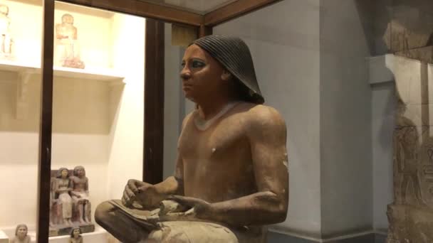 开罗埃及博物馆座位上的浮雕雕像 — 图库视频影像