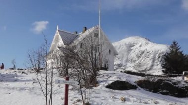 Karla kaplı küçük bir kasaba, bir köy, Lofoten, Norveç.