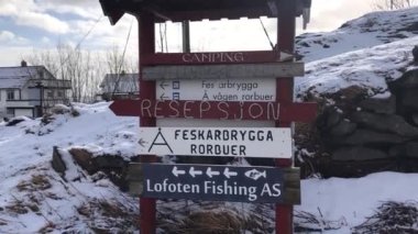 Karla kaplı küçük bir kasaba, bir köy, Lofoten, Norveç.