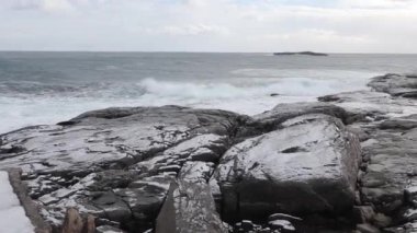 Karla kaplı küçük bir kasaba, bir köy, Lofoten, Norveç.