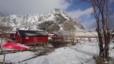 Norveç 'in Lofoten Adaları' ndaki küçük bir balıkçı köyünde eşsiz bir ahşap ev..