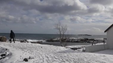 Karla kaplı küçük bir kasaba, bir köy, Lofoten, Norveç.