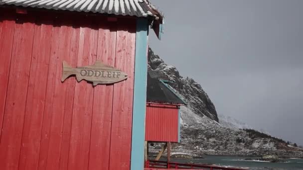 ノルウェー ロフトテン島の小さな漁村にあるユニークな木造住宅 — ストック動画