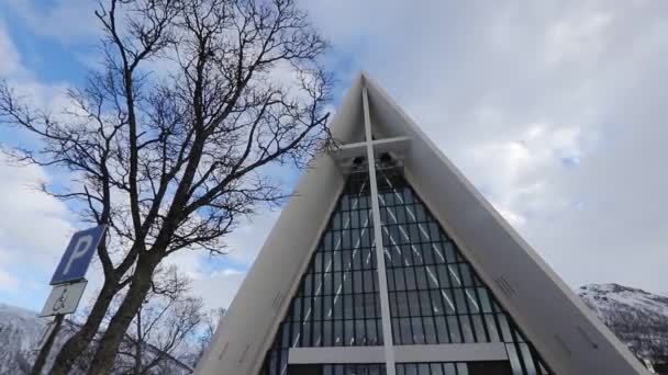 北極大聖堂 ノルウェーのトロムソにある近代的な教会建築 — ストック動画