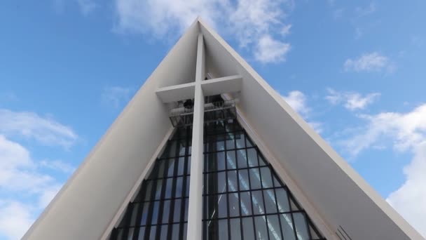 北極大聖堂 ノルウェーのトロムソにある近代的な教会建築 — ストック動画