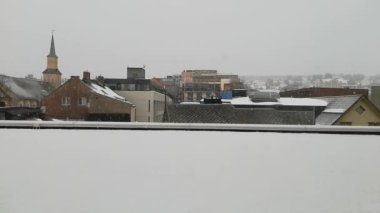 Troms, Norveç 'teki yatak odası penceresinden şehre bak..
