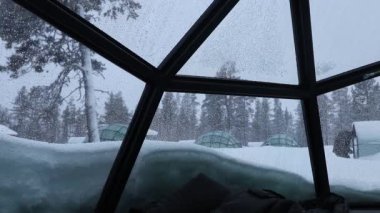 Karla kaplı cam iglo, Kakslauttanen, Finlandiya.