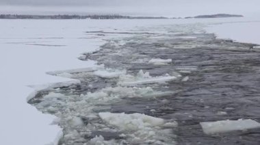Laponya 'daki Bothnian Denizi' nin donmuş sularında yol alıyoruz..