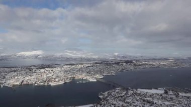 Şehrin manzarası, çevresindeki adalar ve fiyortlar, Fjellheisen, Tromso, Norveç.