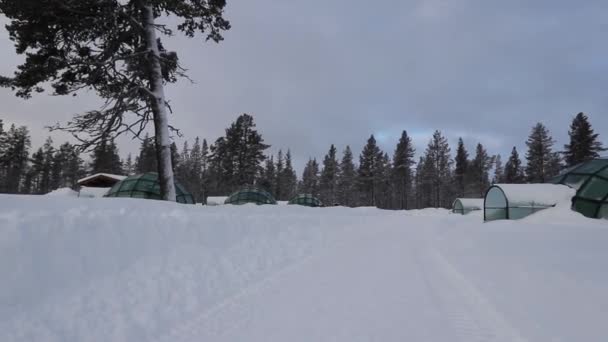 芬兰Kakslauttanen盖着雪的玻璃小屋 — 图库视频影像