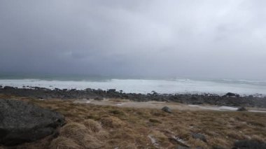 Eggum Borgen 'deki Pebble Plajı, Lofoten Adaları, Norveç. 