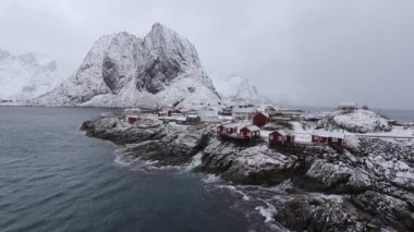 Hamnoy küçük bir balıkçı köyüdür, Lofoten 'deki en güzel yerlerden biri olarak kabul edilir..