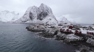 Hamnoy küçük bir balıkçı köyüdür, Lofoten 'deki en güzel yerlerden biri olarak kabul edilir..