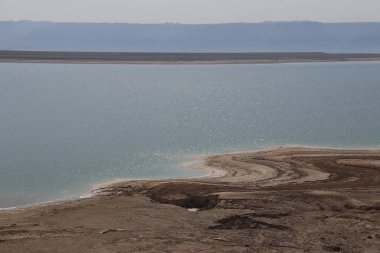 Ürdün kıyılarından Ölü Deniz manzarası.