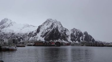 Norveç, Lofoten Adaları 'ndaki Svolvaer Balıkçılık Limanı.