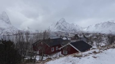 Norveç balıkçı köyü Reine, Lofoten Adaları 'na şiddetli kar yağışı.