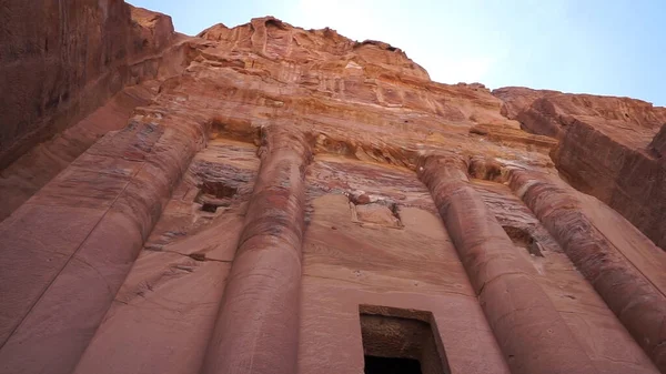 Zarif Vazo Mezarı Kayalık Yüzeyin Derinliklerine Doğru Kesilmiş Petra — Stok fotoğraf