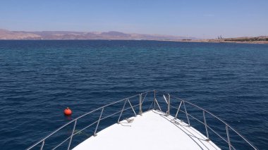 İki kıta arasında uzanan ünlü deniz suyunun alışılmadık görüntüsü, Kızıldeniz, Ürdün.