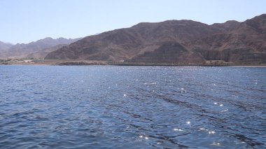 İki kıta arasında uzanan ünlü deniz suyunun alışılmadık görüntüsü, Kızıldeniz, Ürdün.