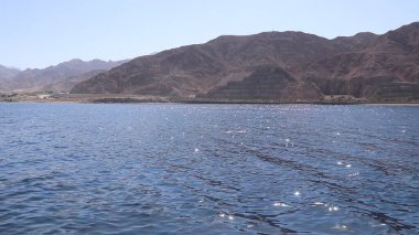 İki kıta arasında uzanan ünlü deniz suyunun alışılmadık görüntüsü, Kızıldeniz, Ürdün.