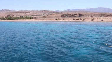 İki kıta arasında uzanan ünlü deniz suyunun alışılmadık görüntüsü, Kızıldeniz, Ürdün.