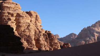 Güney Ürdün 'de kum taşı ve granit kayaları kesen bir vadi, Wadi Rum..