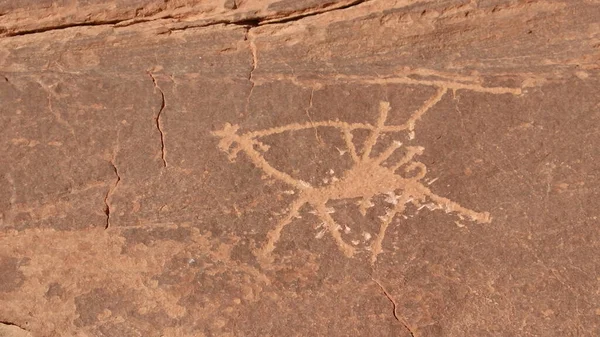 Ürdün 'deki Wadi Rum Çölü' nün Petroglifleri ve yazıtları.