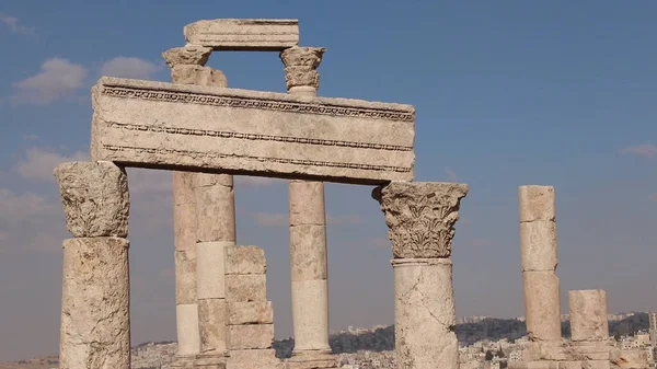 约旦安曼城堡的古柱 — 图库照片