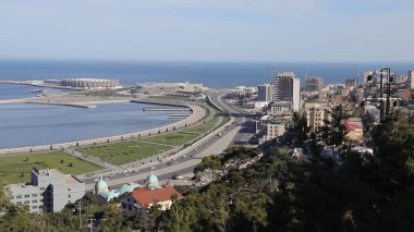 Azerbaycan 'da Bakü ve Hazar Denizi manzarası.