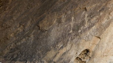 Azerbaycan 'daki Gobustan Kaya Sanat Kültür Peyzajı' nda kaya üzerindeki petroglifler.