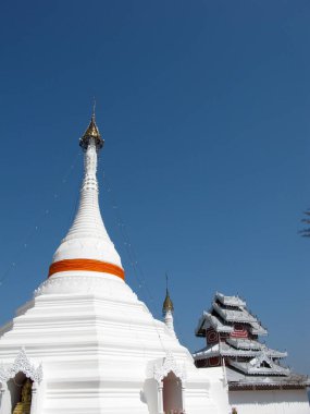 Wat Phraat Doi Kong Mu, Mae Hong Son, Tayland 'daki tepedeki tapınak.