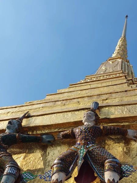 Majom Démon Támogatja Arany Chedi Temple Emerald Buddha Bangkok Thaiföld — Stock Fotó