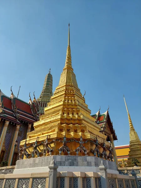 泰国曼谷翡翠佛寺支持金钱德勒的猴子和恶魔 — 图库照片