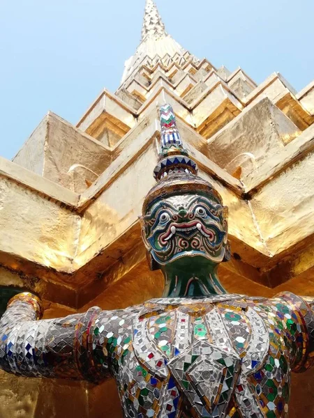 Affe Und Dämon Unterstützen Einen Goldenen Chedi Tempel Des Smaragdgrünen — Stockfoto