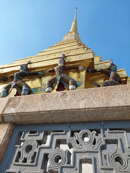 Singe Démon Soutenant Chedi Temple Bouddha Émeraude Bangkok Thaïlande — Photo
