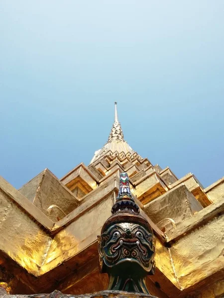 Monkey Demon Supporting Golden Chedi Temple Emerald Buddha Bangkok Thailand — Stock fotografie