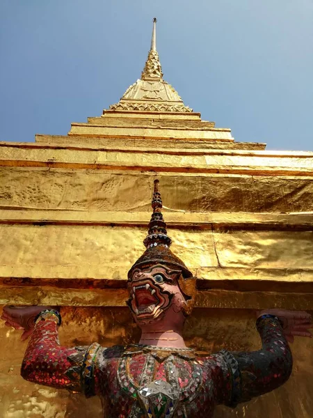 Monkey Demon Supporting Golden Chedi Temple Emerald Buddha Bangkok Thailand — Stock fotografie