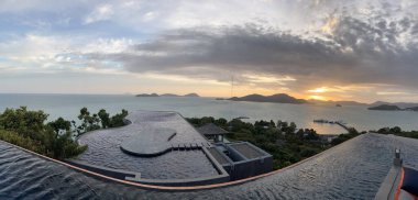Phuket, Tayland 'da Andaman Denizi' nin günbatımı sahnesi. 
